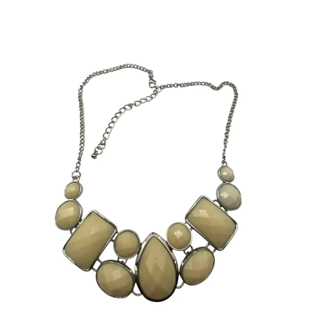 **Geometric statement necklace - Picture 9 of 10